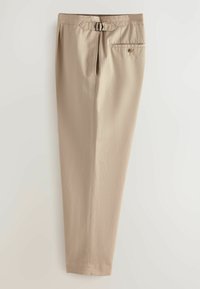 Pantalones beige con una textura suave, que cuentan con una cinturilla ancha con pasadores para cinturón y un único bolsillo trasero con cierre de botón.