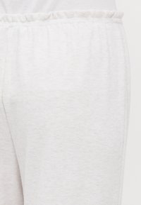 Ljust grå ribbade loungebyxor med resårmidja, med en mjuk textur och en avslappnad passform, passar bra för vardagsbruk.