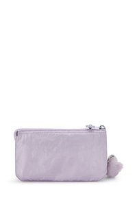 Klein lavendelkleurig stoffen pouch met een ritssluiting en een fluffy pompon sleutelhanger die aan de ritstrekkker is bevestigd.