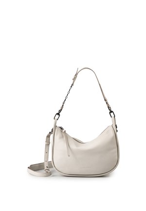 Schultertasche aus cremefarbenem Leder mit geschwungener Form, verstellbarem Riemen und Reißverschluss auf weißem Hintergrund.