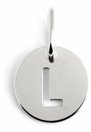 Pendente circolare in argento con un motivo a lettera "L" intagliato. Texture metallica liscia con una finitura lucida e un gancio per appenderlo.
