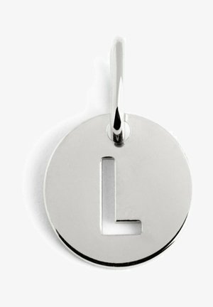 Cirkulær sølvvedhæng med en udskåret bogstav "L"-design. Glat metallisk tekstur med en poleret overflade og en ophængsløjfe.