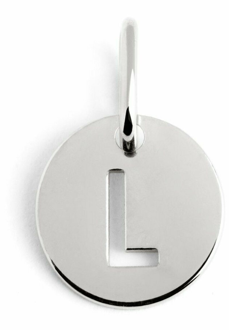 Péndulo circular de plata con un diseño de letra "L" recortada. Textura metálica suave con un acabado pulido y un asa para colgar.
