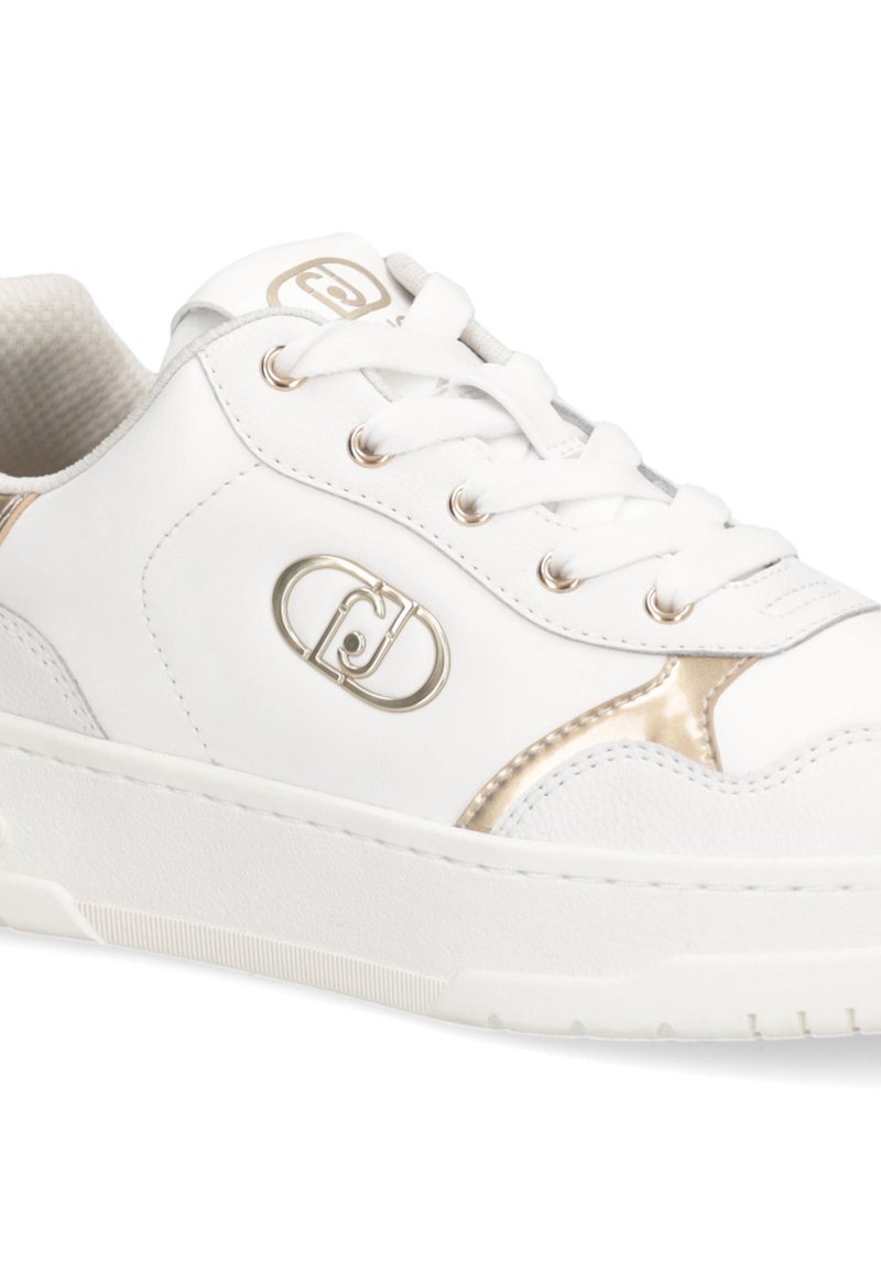 Weißer Sneaker mit goldenen Akzenten und Logo, ausgestattet mit einem glatten Lederobermaterial, runder Zehenpartie, Schnürsenkeln und strukturiertem Außensohle. Detailnaht sichtbar.