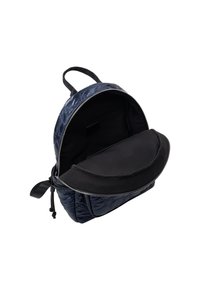 Zaino blu navy con un esterno lucido e trapuntato e chiusura con zip. Presenta un ampio interno nero e maniglie superiori per un facile trasporto.