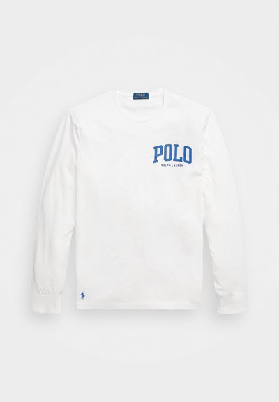 Λευκό πουκάμισο με μακριά μανίκια από βαμβάκι, που διαθέτει μπλε κείμενο "POLO" και ένα μικρότερο λογότυπο "Ralph Lauren". Κλασική εφαρμογή με στρογγυλή λαιμόκοψη και μανίκια.