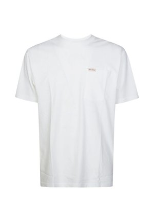 T-shirt bianca a maniche corte con scollo rotondo e una piccola etichetta con il logo Filson sopra una tasca sul petto lato sinistro.