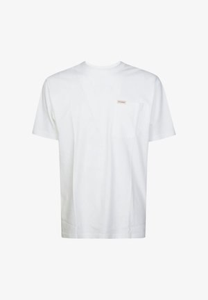T-shirt bianca a maniche corte con scollo rotondo e una piccola etichetta con il logo Filson sopra una tasca sul petto lato sinistro.