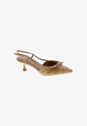 Escarpin slingback en daim beige à bout pointu avec petit talon kitten bas et accents décoratifs en perles métalliques sur le nœud avant.