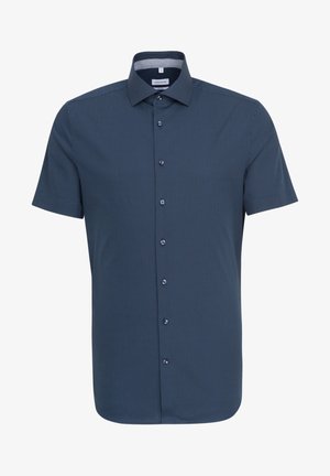 Camisa de manga corta azul marino con un sutil patrón de lunares, cuello abotonado y corte regular. Los botones son oscuros y redondeados. Textura de tela suave.