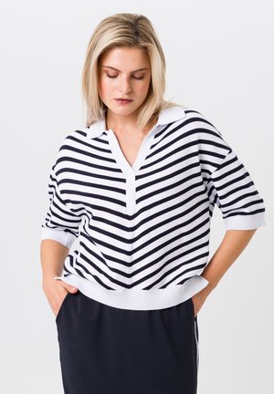 Haut en tricot rayé bleu marine et blanc, avec un col en V, des manches courtes et des bords côtelés. Le tissu semble léger et texturé.
