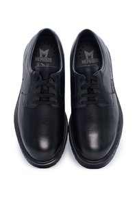 Zwarte leren veterschoenen met een textuur bovenkant, ronde neus en platte rubberen zool. Bevat subtiele branding en een gevoerde inlegzool.