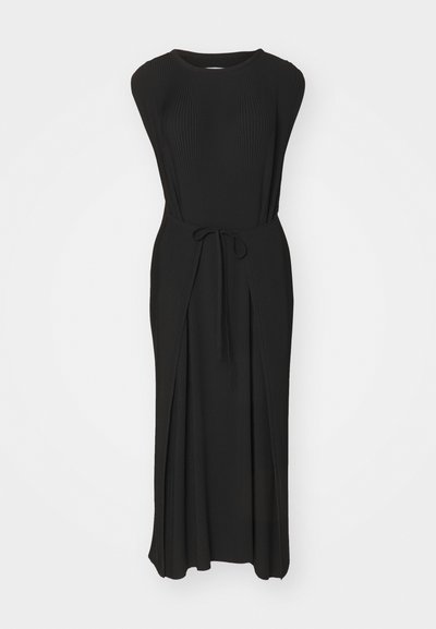 Robe maxi noire en maille côtelée, avec un col rond, des manches courtes et une ceinture à nouer à la taille, dotée d'une fente sur les côtés pour une liberté de mouvement.