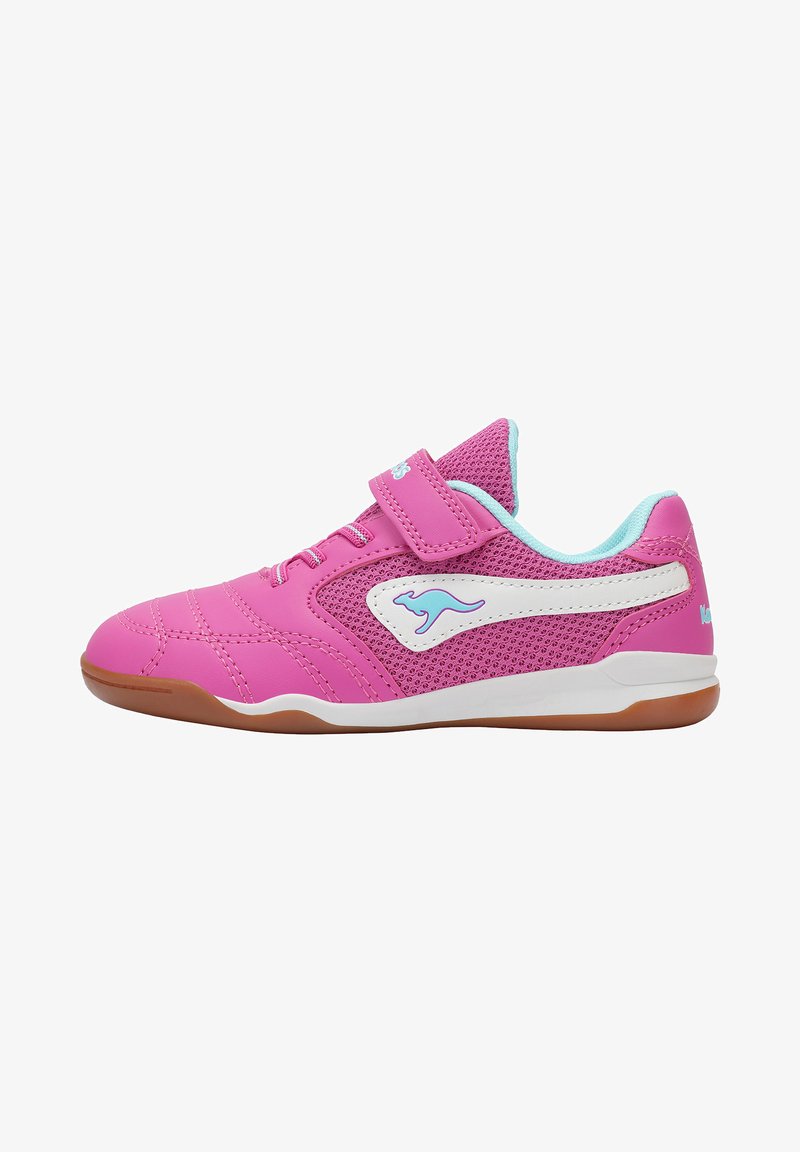 Pinke Sportschuhe mit einem Obermaterial aus Mesh und Synthetik, ausgestattet mit einem weißen Logo, verstellbarem Riemen und einer Gummilaufsohle.