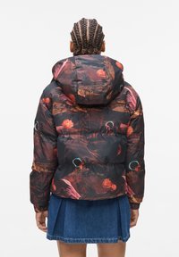 Casaco acolchoado tipo puffer com capuz, apresentando um padrão floral escuro em tons de vermelho e rosa, e punhos elásticos para um ajuste confortável.