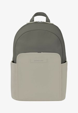 Šedý látkový batoh s krémovou přední kapsou. Obsahuje horní rukojeť a hladký povrch, s logem na přední kapse.