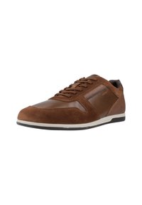 Sneaker marrone caratterizzato da una combinazione di pelle liscia e suede, punta tonda, suola in gomma piatta e dettagli bianchi a contrasto. Design con lacci.