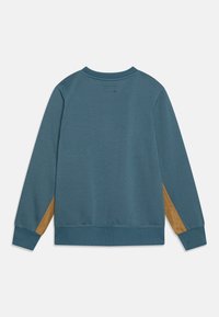 Blue long-sleeve sweatshirt with round neckline, ribbed cuffs and hem, featuring contrasting brown triangular patches on the lower sleeves.