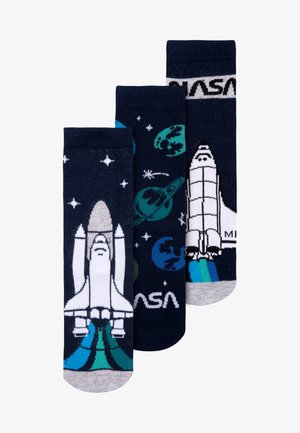 Drei Paar marineblaue Socken mit NASA-themenbezogenen Designs: eine Rakete, Planeten und Sterne. Die Materialien bestehen aus Baumwolle mit elastischen Bündchen.