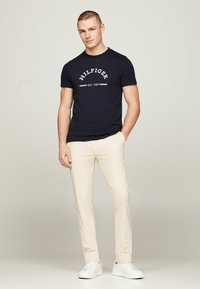 Tommy Hilfiger LOGO  - T-shirt con stampa - desert sky
