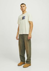 Jack & Jones RUNDHALS - Camiseta estampada - buttercream