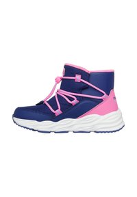 Navy- und rosa High-Top-Schuhe mit einer strukturierten Oberseite, elastischen Schnürsenkeln, gepolstertem Kragen und weißer Außensohle mit definierten Rillen für besseren Halt.