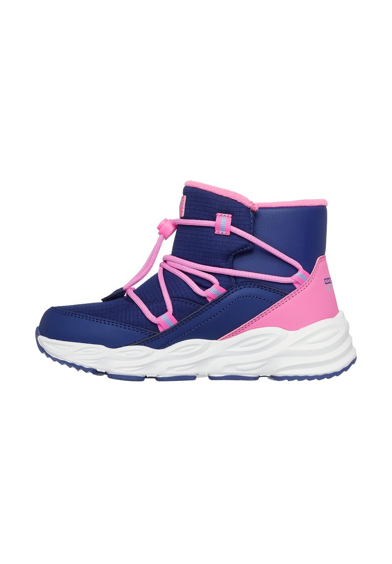 Navy- und rosa High-Top-Schuhe mit einer strukturierten Oberseite, elastischen Schnürsenkeln, gepolstertem Kragen und weißer Außensohle mit definierten Rillen für besseren Halt.