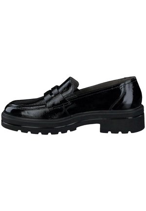 Mocassin en cuir noir brillant avec semelle en caoutchouc épaisse et détail de bride à boucle, vue de côté, fond transparent.