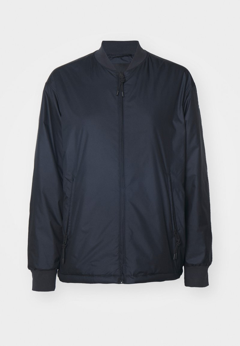 Granatowa kurtka bombowa wykonana z lekkiego, gładkiego materiału; posiada zamek błyskawiczny z przodu, boczne kieszenie oraz ściśnięte mankiety i kołnierz. Bez wzorów.