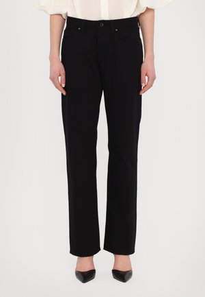 Schwarze taillierte Hose mit geradem Schnitt, ausgestattet mit einem Knopf- und Reißverschluss, Fronttaschen und einer glatten Stoffoberfläche.