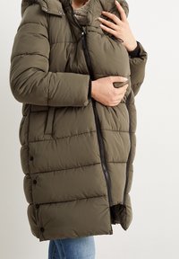 Olivengrøn, puffet parka med hætte, der har vandrette quiltede sektioner, lynlåslukning og sidelommer. Blødt, struktureret stof.