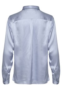 Camisa de satén azul claro de manga larga con cuello clásico, puños abotonados y una textura suave y brillante, con un detalle de pliegue en la parte posterior.