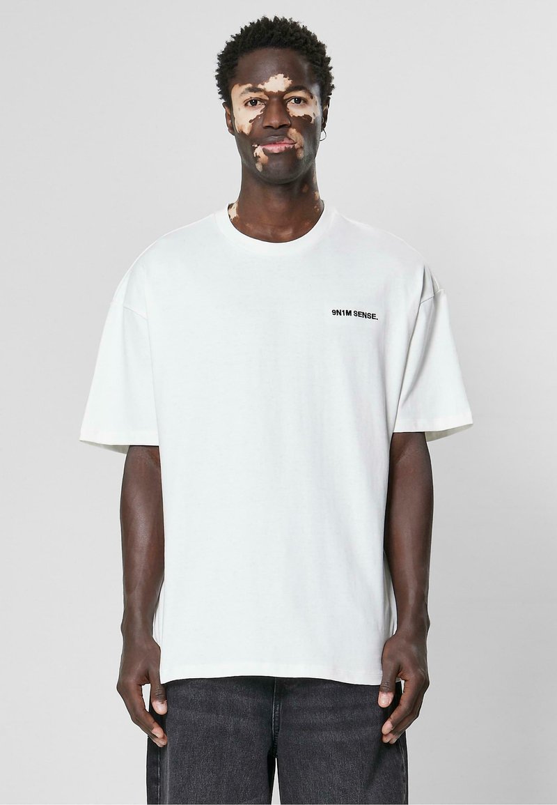 9N1M SENSE - ESSENTIAL - T-shirts basic - off white, Forstør