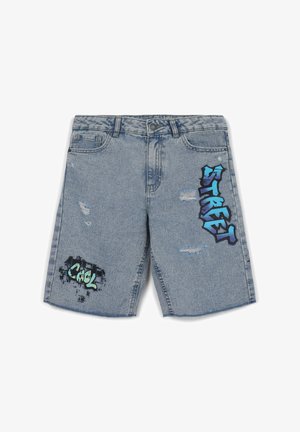 Jasnoniebieskie szorty dżinsowe z przetarciami. Zawierają czarno-niebieski graffiti tekst, który brzmi "STREET" i "Cool."