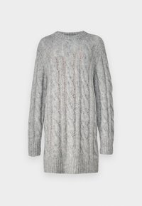 Pull tricot à manches longues gris clair avec motifs torsadés épais, poignets et ourlet côtelés, et encolure ronde.