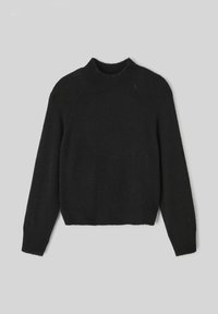 Pull en maille noir avec un col montant, des manches longues et des poignets et ourlet côtelés. Texture douce, design minimaliste, sans motifs ni accents visibles.