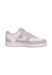 Zapatillas Nike Air Force 1 con parte superior de cuero morado claro y detalles en blanco, puntera perforada y suela de goma.