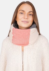 Écharpe en tricot épais de couleur beige doux, avec un motif en blocs orange-rose et des accents gris foncé, conçue pour la chaleur et le confort.