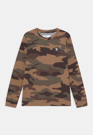 Camiseta de manga larga para niños con patrón de camuflaje en tonos marrón, verde y oscuro, y pequeño logotipo blanco de alce en el pecho.