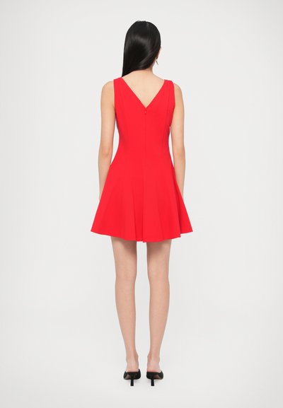 Punane varrukateta kleit V-seljaga, lehviva seelikuga ja selja lukuga. Valmistatud siledast kangast, millel on istuv ülakeha.