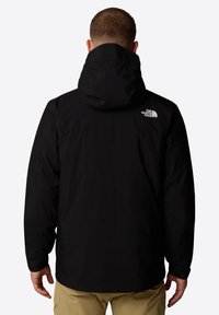Schwarze isolierte Jacke mit Kapuze, ausgestattet mit einem hohen Kragen und dem North Face-Logo auf der linken Schulter. Glatte Textur und strapazierfähiger Stoff.