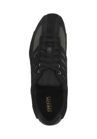 Scarpa atletica nera caratterizzata da una combinazione di materiali in suede e mesh, con un design elegante, accenti testurizzati e dettagli del logo.