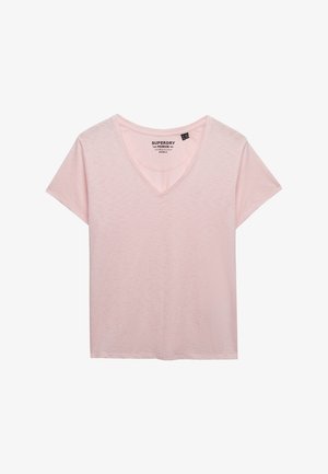 Jasnoróżowy krótki T-shirt z dekoltem w serek i metką Superdry Premium wewnątrz kołnierza, prezentowany na białym tle.