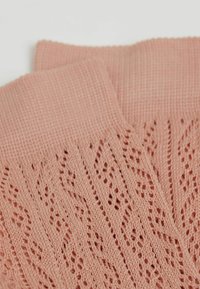 Rosa gestrickte Handschuhe mit einem filigranen Spitzenmuster und durchbrochenen Details. Weicher Stoff und gerippte Bündchen. Funktionales Design für Wärme.