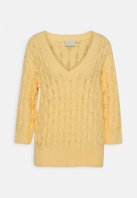 Gelbes Strickpullover mit V-Ausschnitt und Dreiviertelärmeln, der ein strukturiertes Kabelmuster sowie gerippte Bündchen und Saum aufweist.