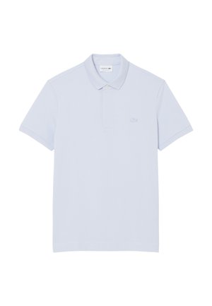 Hellblaues Poloshirt aus Baumwolle mit zweiknöpfiger Knopfleiste, kurzen Ärmeln und einem auf der Brust gestickten Logo.