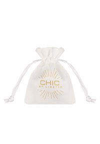 Bjela tkanina s navojem s zlatnim logotipom "CHIC BY LIRETTE" i dizajnom sunčevog zračenja. Mekana tekstura, kompaktni oblik i zategnuti otvor.