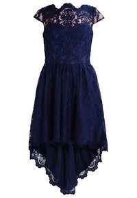 Laivansininen pitsimekko, jossa on hihattomat hihat, kireä vartalo ja korkeampi-edessä-mittasuhde, jossa on hienostuneita kukkakuvioita.