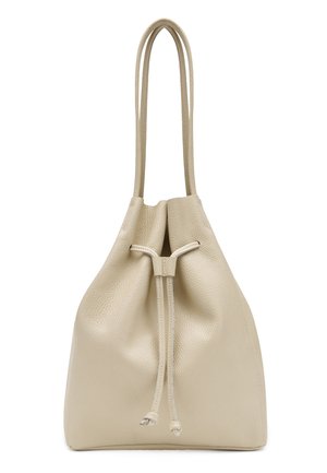 Borsa secchiello in pelle beige con lunghi manici a spalla e chiusura a coulisse frontale, tessuto morbido effetto martellato.