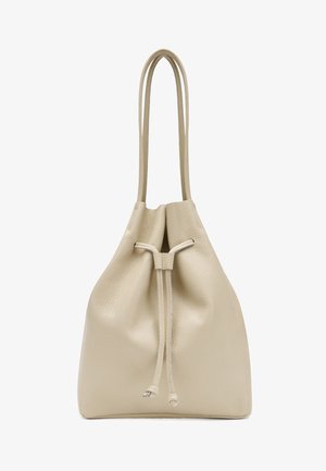 Beige leren bucketbag met lange schouderbanden en een trekkoordsluiting aan de voorkant, met een zachte, korrelige textuur.